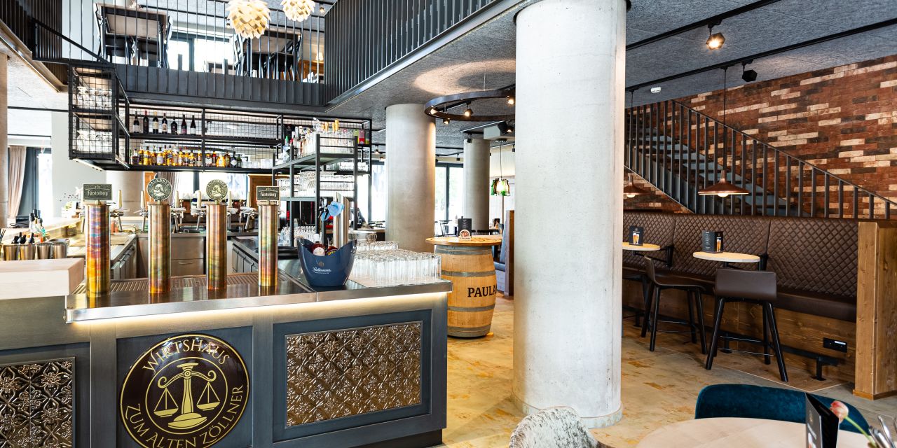 Innenansicht auf Bar und Sitzgelegenheiten des Restaurants Wirthaus